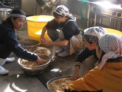 島の特産品を作る大人の島留学生
