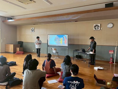 暮らしの気づきを発表する大人の島留学生