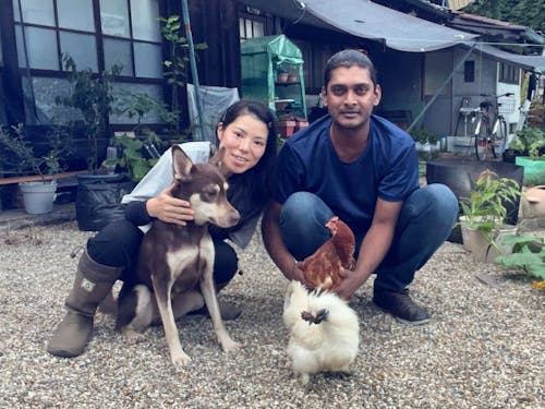 豊田市旭地区先輩移住者 グルシンハ恵さん(写真左)