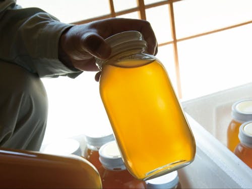 瓶たっぷりのハチミツ