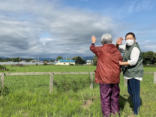 放牧地のすぐ隣にある介護施設で働く方
