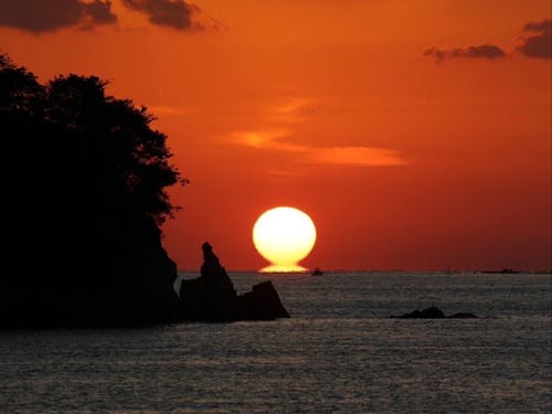 宿毛で冬の風物詩「だるま夕日」 11月～2月にかけて見られる幸運の夕日