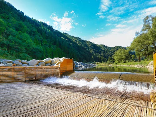 毎年8~10月は長良川伝統漁法のやな漁を行います