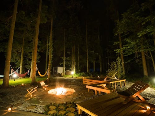 星見デッキや焚火、ハンモック、ピザ窯などの施設あり。