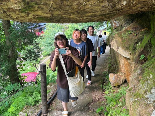 クリエイターを招いて温泉街のフィールドワークを実施