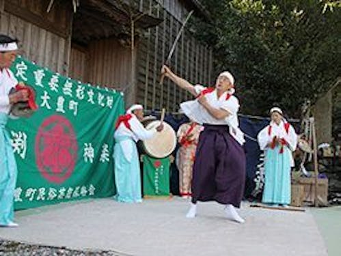 地域に古くから伝わる神楽やお祭りの様子