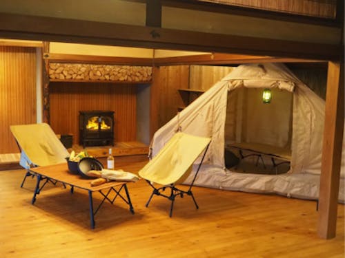 室内でキャンプが楽しめる「アオイロ」