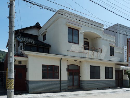 外観は昭和30年に増築された洋館風の看板建築