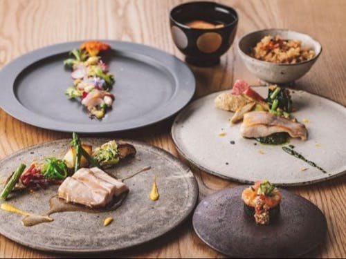 鈴木シェフが手掛けた、地域食材を使った料理