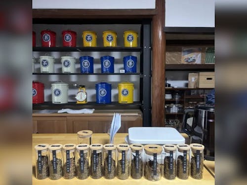 カウンターにはほうじ茶の茶葉がズラリ…！