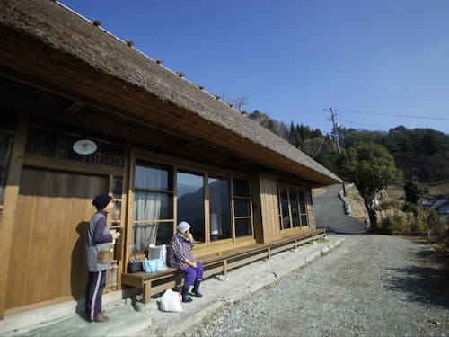 宿の清掃は地元の方と一緒に。終わったら縁側で一息。