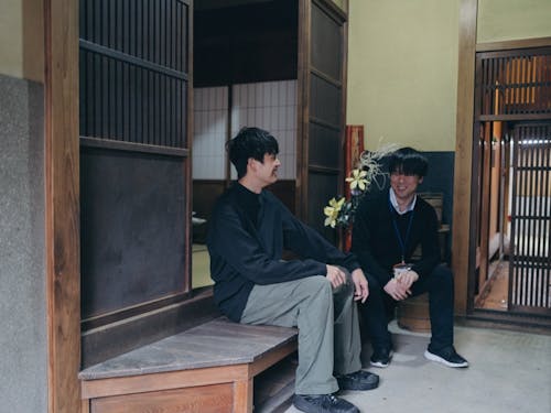 古民家活用について話す先輩隊員の藤原さん（左）と都市整備課の山田さん（右）