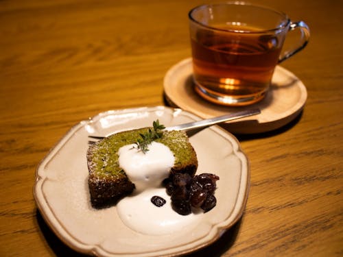 米粉の抹茶パウンドケーキ。菓子はお茶やコーヒーと合うように開発されています。