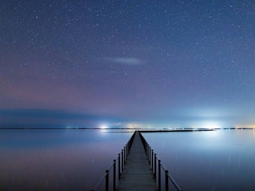 満天の星空が水面に映り込む感動の絶景。都会では見られない宇宙との出会いがここに。
