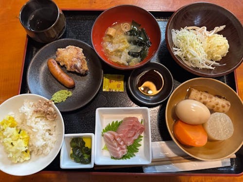 平日のワンプレートランチは、お盆にどれだけ乗せても税抜1,100円!