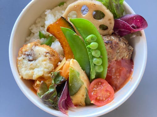 地域の食材を活かし、ゲストが提供するお料理