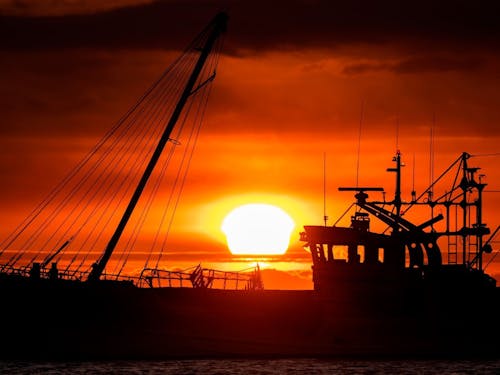 ここでしか見ることができない四角の夕日。自然のリズムと共に生きる喜びはいかが