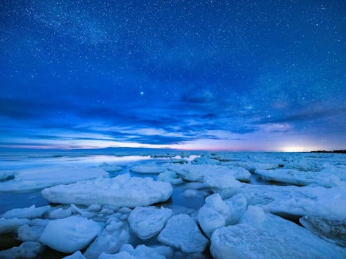 星空と流氷の奇跡。天の川と流氷が出会う瞬間、地球の息吹を全身で感じられます。