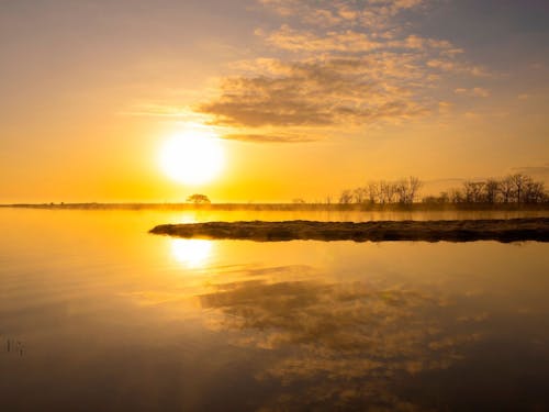 別海の朝は特別です。朝霧が湖面を覆い、太陽が昇る瞬間。神秘的な光景に出会えます。