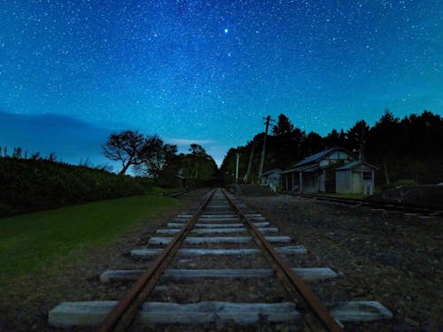 星空と流氷の奇跡。天の川と流氷が出会う瞬間、地球の息吹を全身で感じられます。