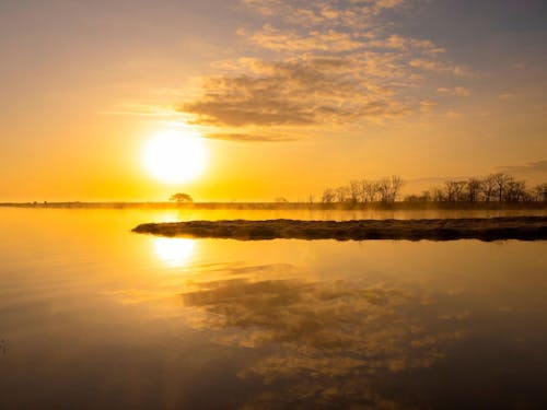 別海の朝は特別です。朝霧が湖面を覆い、太陽が昇る瞬間。神秘的な光景に出会えます。