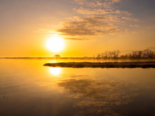 別海の朝は特別です。朝霧が湖面を覆い、太陽が昇る瞬間。神秘的な光景に出会えます。
