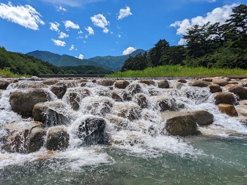 中央アルプスの雪解け水が流れる与田切川。夏には水遊びをする親子連れで賑わう。