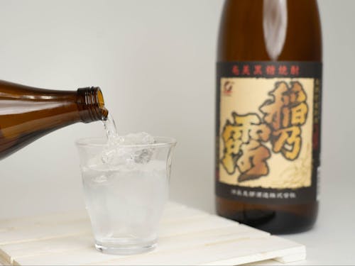 島の夜を彩る黒糖焼酎。生産者のこだわりや歴史を、写真と動画で切り取る面白さ。