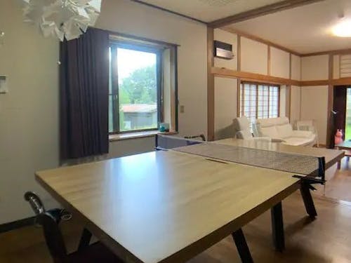 広いリビングルームです。テーブル兼卓球台もあり、雨でも楽しめる民泊施設です