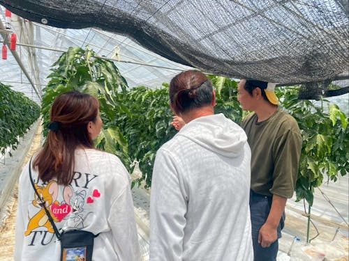 就農希望の佐藤さんご夫妻は、地域の農家の圃場見学やアドバイスもいただきました!