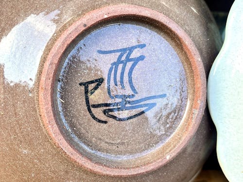 ユーモア溢れる船の形の「西居」さん。