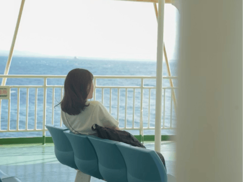 本土からは3時間ほどフェリーに乗って移動します。