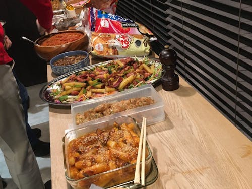 下川町タノシモカフェは持ち寄りスタイル。 食べ物や飲み物を自由に持ち寄ります。