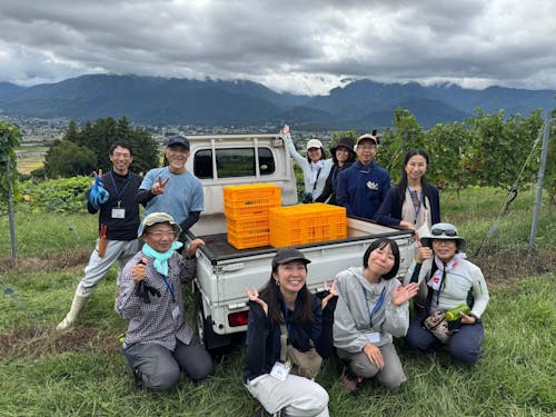 2025年秋の移住体験ツアー：参加者と一緒になって体験活動をします