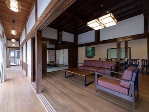 古民家ならではの広々とした空間と自然と一体になれることが魅力の「多古の里」