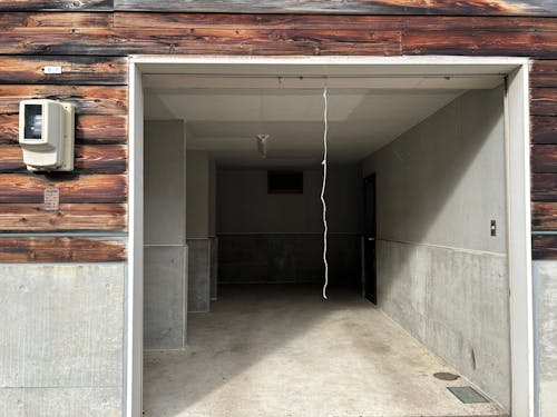 1階が駐車スペースで横に物置スペースあり