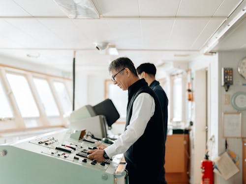 船長・甲板部・機関長。声をつなぎ、大きな船を動かす。