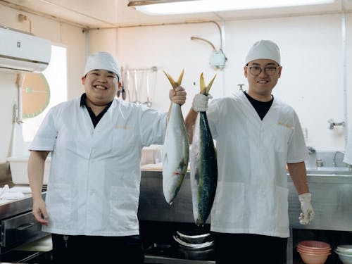 船員は、3食まかない付き。地魚からステーキまで、毎日楽しみな船のごはん。