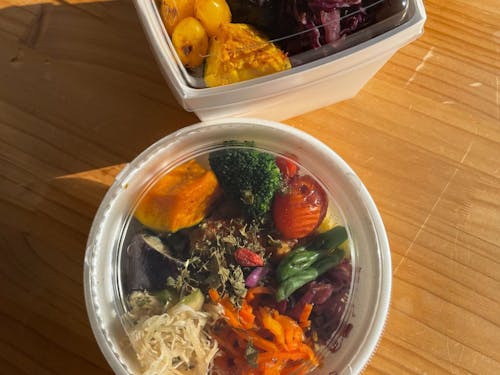 スパイスの効いた「山路ﾝちの薬膳カレー」。2026年から販売予定