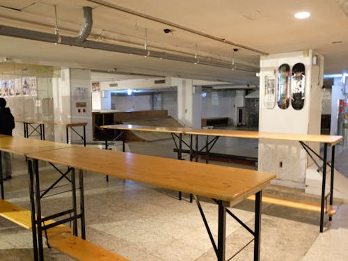 スケートボードパーク。今宵だけはハイテーブルが並ぶ