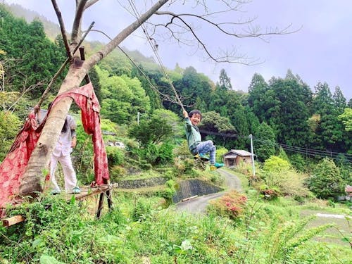 家にあるブランコでよく遊びました