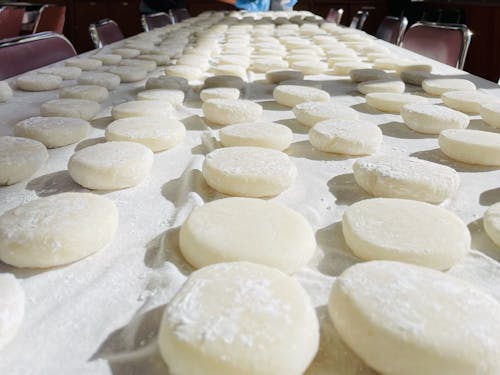 たくさんのお餅を並べて乾かしています