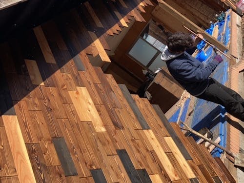 壁貼りDIYの様子