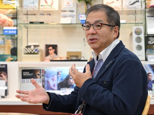 隊員への思いを語る眼鏡店の老舗「尚時堂」の中村社長