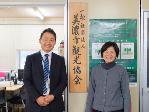 観光協会の事務局長 高橋さん(左)、係長 坂口さん(右)