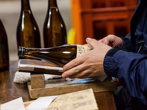 ラベルを貼る作業も丁寧に行われています