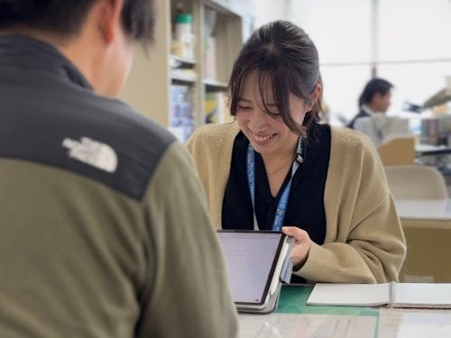 窓口や電話で移住相談対応。ついつい盛り上がって話が長くなることも…(笑)