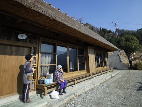 地域のお母さんと、掃除後に縁側でほっと一息。