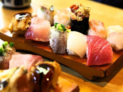 日本海で育まれた鮮魚の魅力が、ぎっしりと詰まった寿司。温泉地のご馳走。