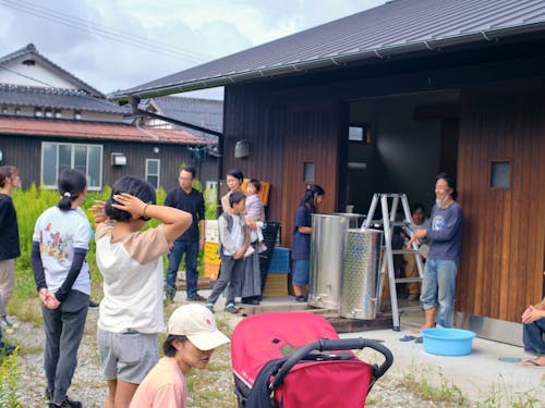 地域の子どもも大人も集まってみんなで醸造をしました！
